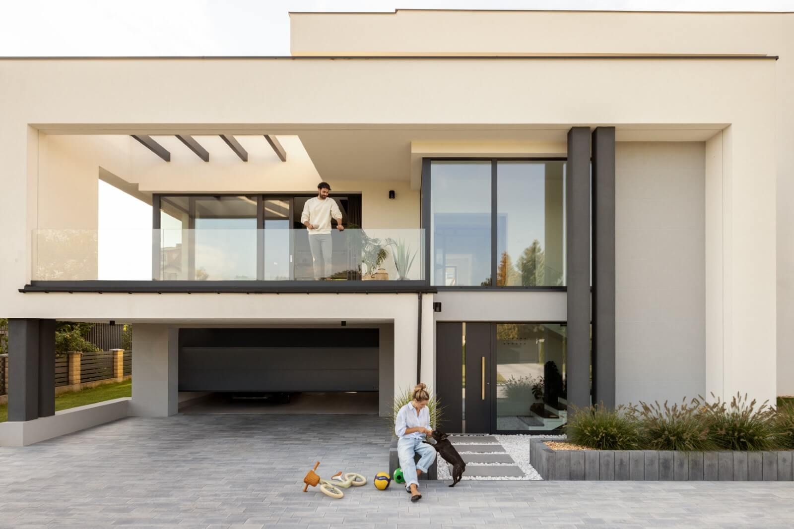 Brama UniTherm RAL 9005; okna i drzwi tarasowe FUTURO