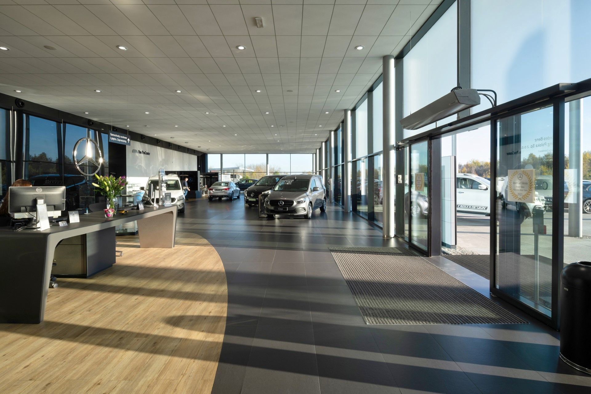 Serramenti in un autosalone