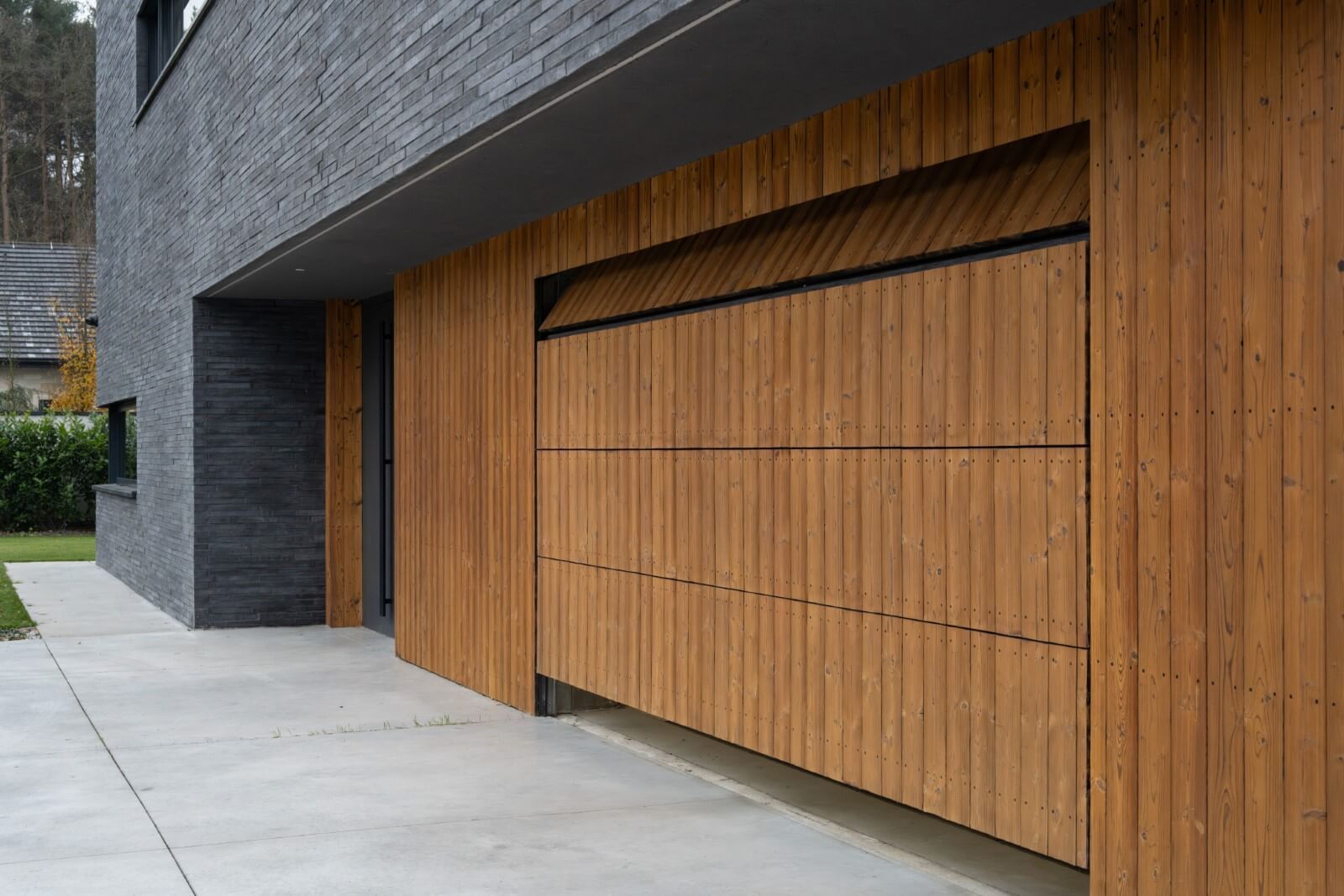 Porta da garage in legno a filo con la facciata
