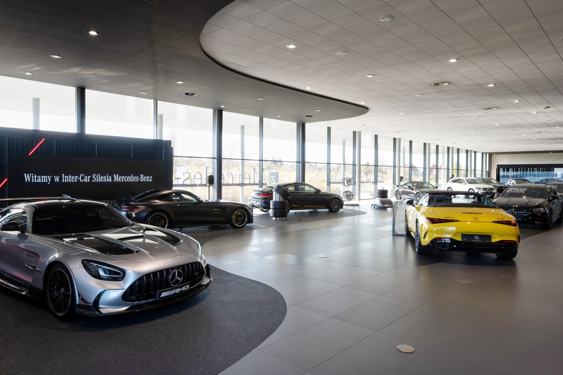 Serramenti in alluminio per autosaloni