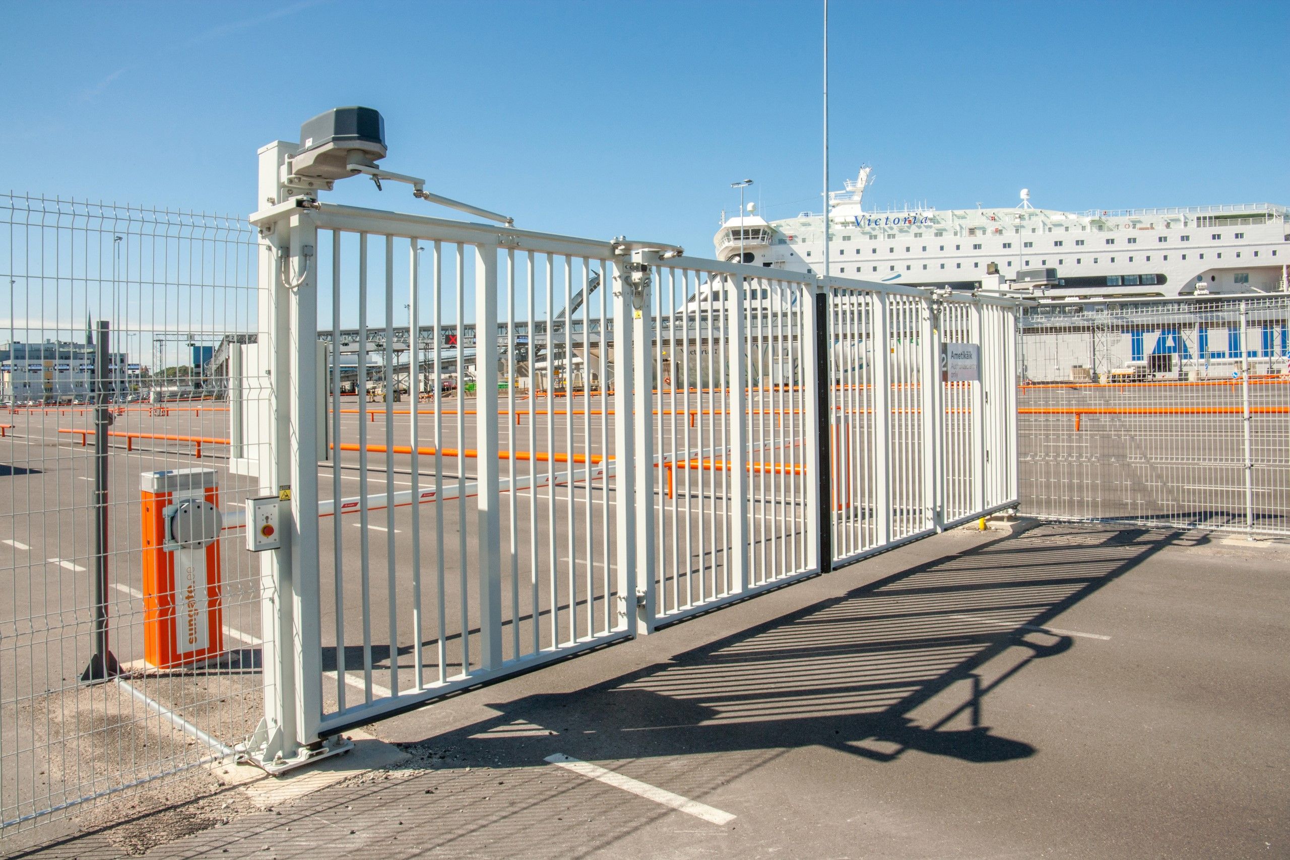 25 cancelli V-KING nel porto di Tallinn Estonia